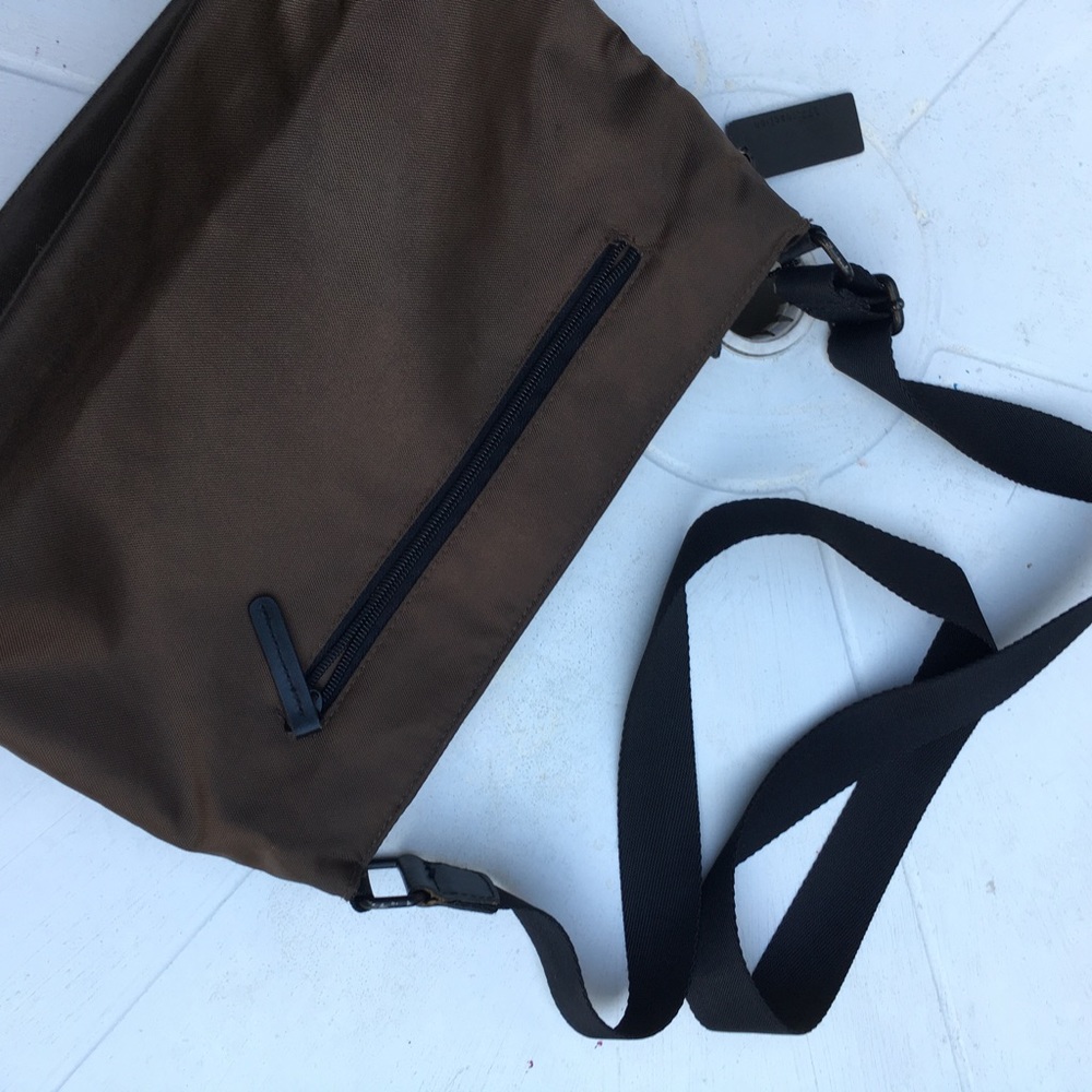 KennethCole Reaction crossbody bag. Lightweight brown nylon w/blk webbed strap. - Picture 3 of 4